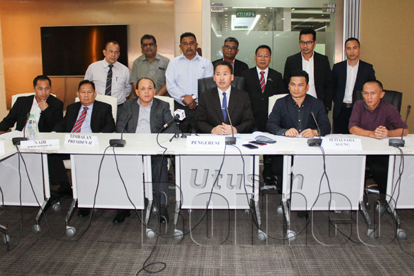 PETER (tengah di depan) semasa sidang media selepas EGM SAFA di bilik mesyuarat Kementerian Pembangunan Infrastruktur, Kota Kinabalu pada Selasa.