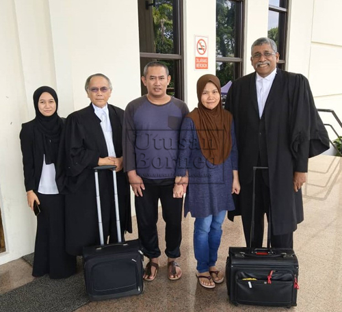 Aslan dan Julia bersama peguamnya di hadapan Kompleks Mahkamah Kuching.
