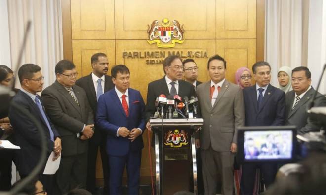 Anwar turut diapit oleh Ali (tiga kiri) dan Willie (tiga kanan) semasa sidang media di Parlimen hari ini. - Gambar Malaysiakini