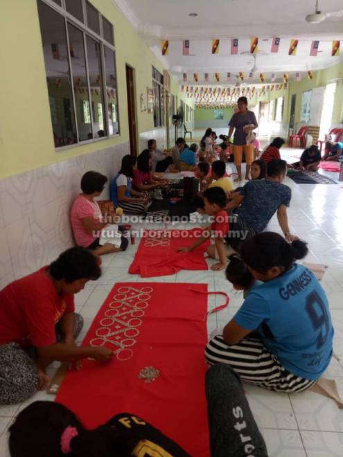  Para peserta Bengkel Jari-Jemari Kreatif anjuran MJKKK Sekuau, Oya dan Pakoh mempelajari cara membuat kasut sandal Pua Kumbu dan kain burie.