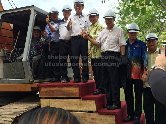  Abang Johari bergambar bersama tetamu kehormat lain sebelum melakukan simbolik pecah tanah Gelanggang Serbaguna Berbumbung SJK (C) Chung Hua Tudan, semalam.