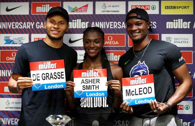  (Dari kiri) pelari pecut Kanada, Andre De Grasse, Dina Asher dan atlet Jamaica, Omar McLeod memberikan ‘pose’ semasa sidang media di London, Britain. — Gambar Reuters