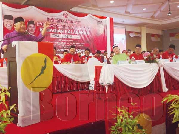 BUNG Moktar mengajak pemimpin dan ahli Umno supaya bekerja keras di peringkat akar umbi serta meneruskan kesetiaan kepada parti itu. Turut kelihatan Najib dan Suryady.