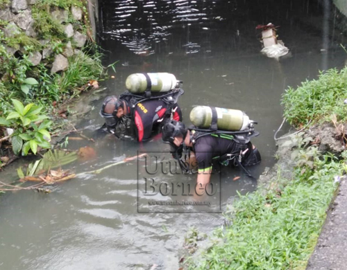 Anggota bomba membantu mencari bahan kes di Lorong Chawan 12 hari ini.