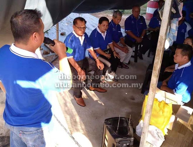  Rombongan KRT Sungai Durin mendengar taklimat yang disampaikan dalam lawatan ke tapak projek tanaman cili secara fertigasi di Jalan Durin.