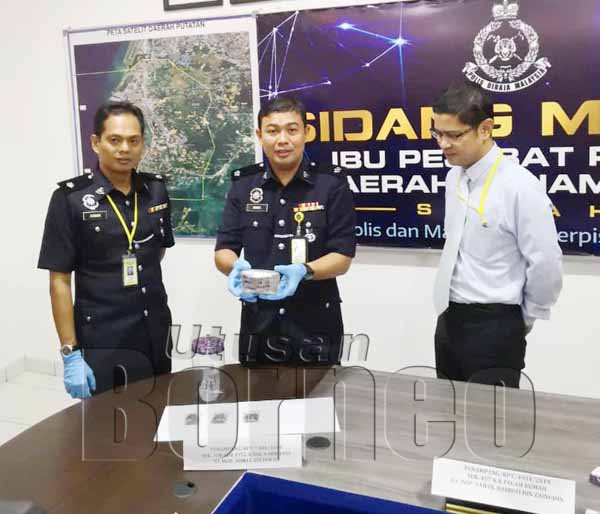 HARIS menunjukkan rampasan ganja semasa sidang media di IPD Penampang pada Selasa.