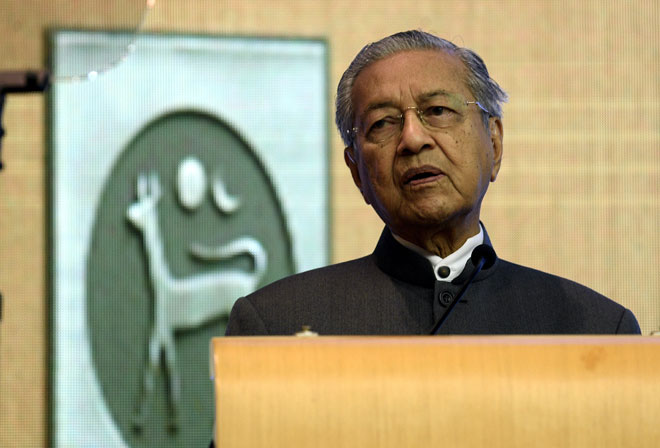  Dr Mahathir berucap melancarkan Strategi Kebangsaan Bagi Literasi Kewangan 2019-2023 di Sasana Kijang, Bank Negara di Kuala Lumpur, semalam. — Gambar Bernama