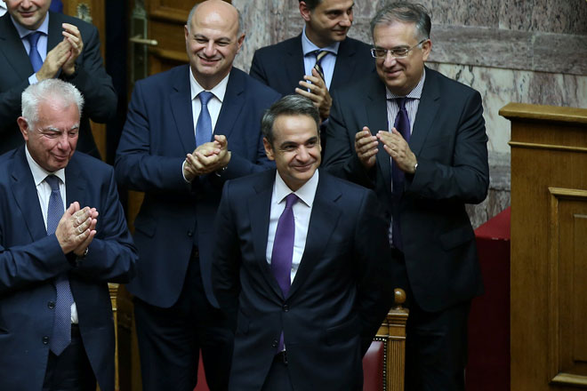  Mitsotakis (tengah) menerima tepukan susulan memenangi undi percaya selepas perdebatan berkaitan dasar kerajaannya di Athens, Greece kelmarin. — Gambar Reuters