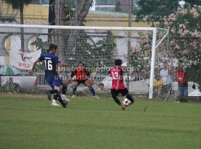  Pemain Nangka United melakukan tendangan ke gawang lawan sebelum kemenangan berpihak kepada Nangka United 5-1.