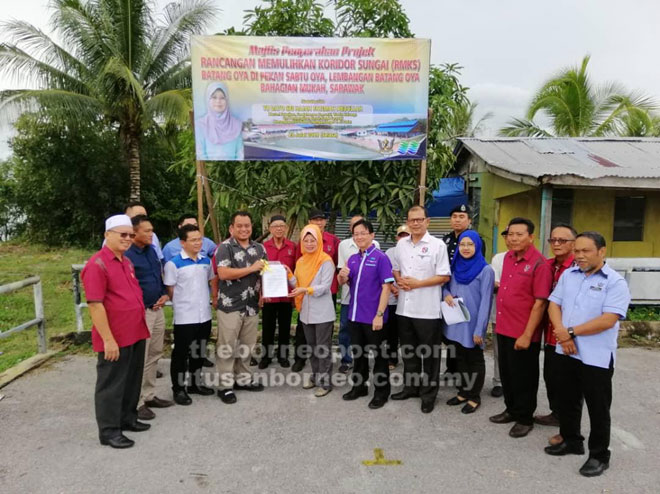  Fatimah (depan, enam kanan) ketika menyerahkan surat tawaran kepada kontraktor bertanggungjawab.