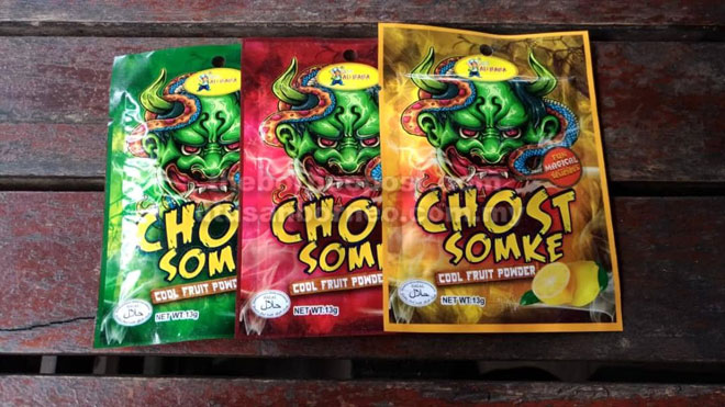  Produk menyamai ‘Ghost Smoke’, ‘Chost Somke’, namun tidak mengeluarkan asap dijual di sebuah pasar borong di Jalan Tawi Sli, Kuching.