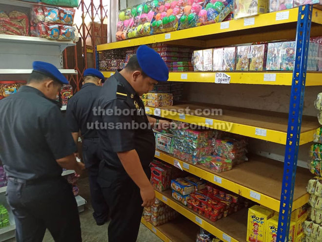  Beberapa pegawai penguat kuasa KPDNHEP Miri melakukan pemeriksaan berhubung penjualan gula-gula ‘Ghost Smoke’ di sebuah pasar raya di Miri, semalam.