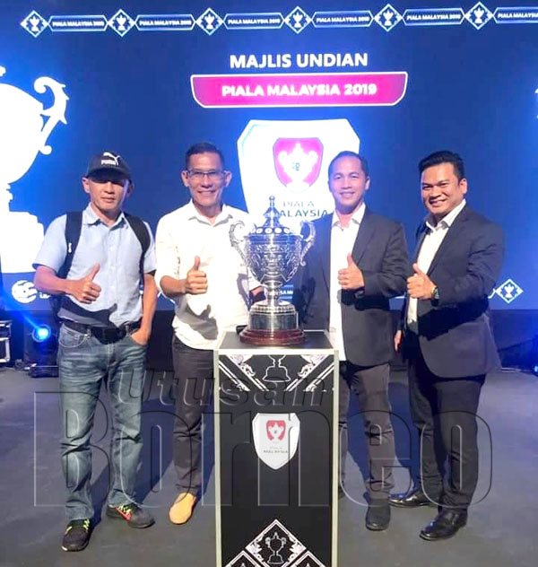 ANDREW (dari kanan), Henry, Jelius dan Yap di hadapan trofi Piala Malaysia semasa Majlis Undian Piala Malaysia 2019 di Kuala Lumpur pada Selasa.