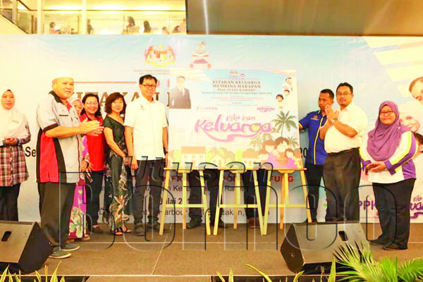 FRANKIE (lima kiri) ketika merasmikan Sambutan Hari Ibu Bapa Peringkat Negeri Sabah.