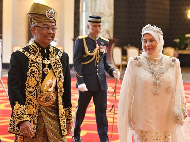 Sultan Abdullah dan Tunku Azizah berkenan berangkat menghadiri Istiadat Pertabalan Yang di-Pertuan Agong ke-16 di Istana Negara hari ini. - Gambar Bernama 