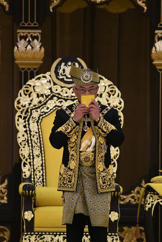 Sultan Abdullah berkenan mengucup Al-Quran, yang merupakan lambang kemuliaan Islam sebagai agama rasmi negara pada Istiadat Pertabalan Yang di-Pertuan Agong ke-16 di Istana Negara hari ini.