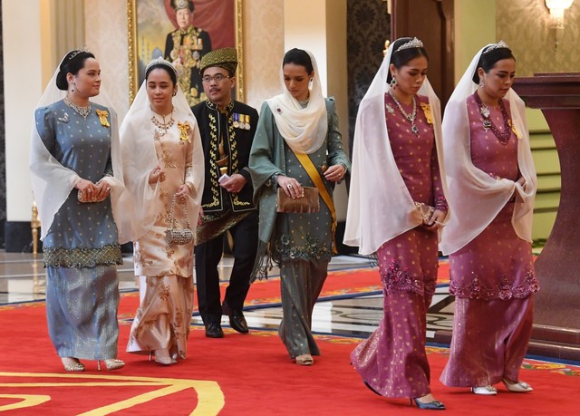 Tengku Puteri Jihan anggun mengenakan busana Permaisuri 