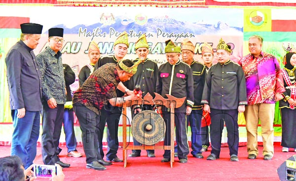 KUSEN memukul gong sebagai simbolik perasmian Adau Janang Gayuh yang diadakan di Kampung Suasa.