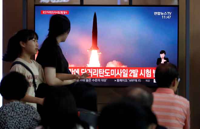  Orang ramai menonton berita mengenai pelancaran peluru berpandu balistik                jarak dekat Korea Utara, di Seoul, Korea Selatan semalam. — Gambar Reuters