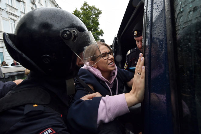  Pegawai polis menahan Lyubov Sobol ketika beliau dalam perjalanan menuju  ke lokasi rapat umum. — Gambar AFP