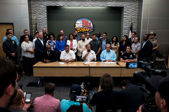  (Dari kiri) Ketua Bomba Ejen Khas Emmerson Buie El Paso Mario D’ Agostino, Greg Abbott, Datuk Bandar  Dee Margo dan Greg Allen bercakap pada sidang taklimat media, berikutan serangan bersenjata di El Paso, Texas, kelmarin. — Gambar AFP