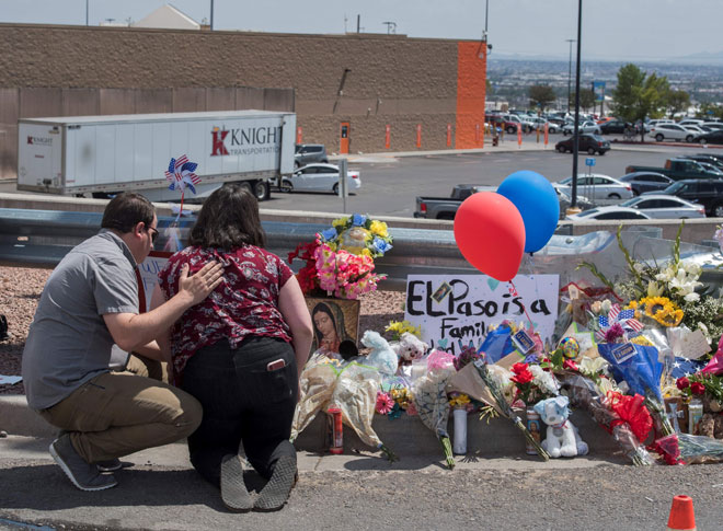  Orang awam dilihat berdoa di memorial sementara di luar Cielo Vista Mall Wal-Mart di mana lelaki bersenjata membunuh 20 orang di El Paso, Texas kelmarin. — Gambar AFP