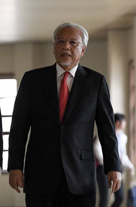  Saksi pendakwaan ke-56, Ahmad Husni hadir memberi keterangan di Mahkamah Tinggi dekat Kuala Lumpur, semalam pada perbicaraan kes bekas Perdana Menteri Datuk Seri Najib Tun Razak membabitkan dana SRC International Sdn Bhd. Najib, 66, menghadapi tiga tuduhan pecah amanah, satu tuduhan salah guna kedudukannya, dan tiga tuduhan pengubahan wang haram membabitkan dana SRC International berjumlah RM42 juta. — Gambar Bernama