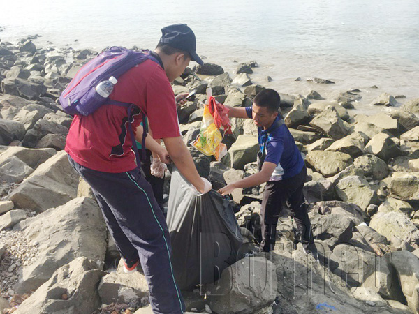  Peserta program mengutip sampah sarap sepanjang pesisiran Traulsen.