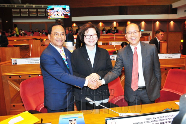  Jaujan (kiri) bersalaman dengan Timbalan Ketua Menteri Datuk Christina Liew (tengah) dan Datuk Seri Wilfred Madius Tangau.