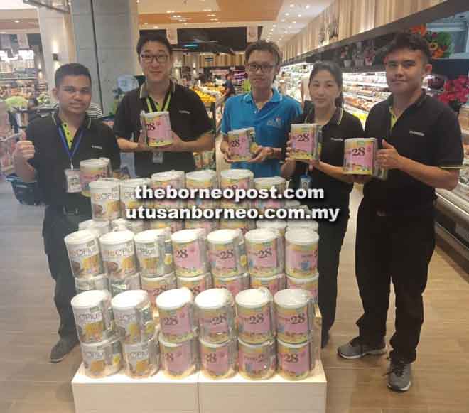  (Dari kiri) Penyelia Everrise Green Heights Mall, Brett Stephen, Eksekutif, Yeo Seng Hock, wakil jualan KV Distributor Sdn. Bhd , Wong Sie Liang, Eksekutif Kanan Everrise Green Heights Mall, Ong Siak Lee, dan Penyelia, Chong Chee Yang, memperkenalkan ‘Organic Nutri 28 Road Show’ semalam.