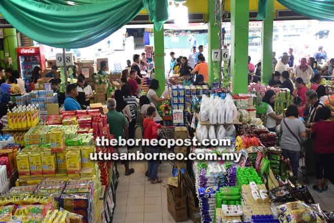  Orang ramai sedang memilih barang keperluan mereka di Pasar Raya Everwin Eco Mart Sdn Bhd, Sibu Jaya.