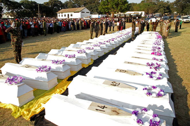  Anggota tentera memberi penghormatan terakhir sebelum mengebumikan mayat puluhan orang yang terbunuh dalam letupan lori tangki minyak di Morogoro, timur Tanzania kelmarin. — Gambar Reuters