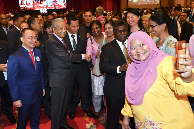  bersama warga pendidik selepas melancarkan Pendidikan Sivik Peringkat Kebangsaan anjuran Kementerian Pendidikan Malaysia di Puspanitapuri, Putrajaya hari ini. Turut hadir Menteri Pendidikan, Dr Maszlee Malik.