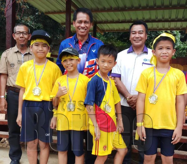  Janih menyampaikan hadiah kepada pemenang bagi acara 4 x 200M lelaki.