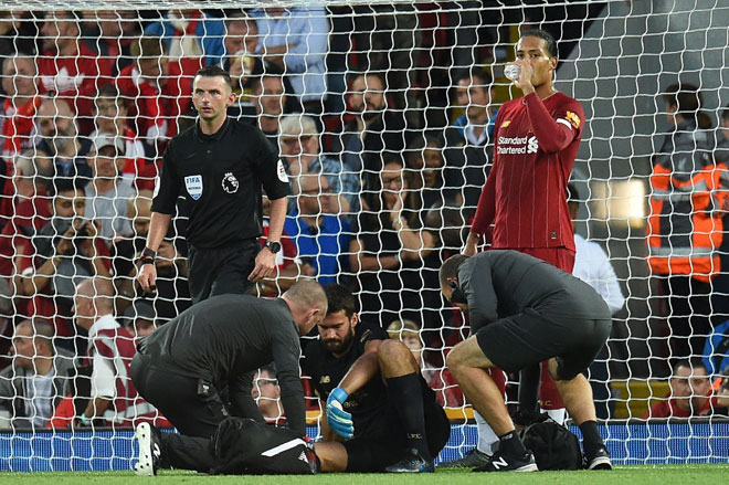  Alisson (tengah) menerima rawatan daripada pegawai perubatan pasukan ketika perlawanan di antara Liverpool dan Norwich di Anfield, Liverpool pada 9 Ogos lepas. — Gambar AFP