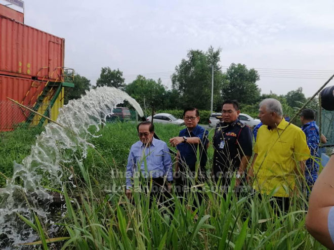  Uggah sambil ditemani yang lain melawat benteng api iaitu lorong yang dibina khas bagi menghalang api daripada merebak dalam kawasan hutan paya gambut di Miri, semalam.