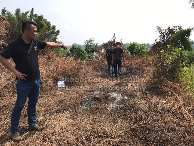 Anggota JSJ menunjukkan di mana lokasi rangka manusia tersebut ditemui. 