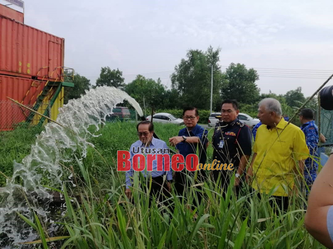 Uggah sambil ditemani Pengarah Bomba Sarawak, .... melawat benteng api, iaitu laluan yang dibina khas bagi menghalang api daripada merebak dalam kawasan hutan paya gambut di sini.