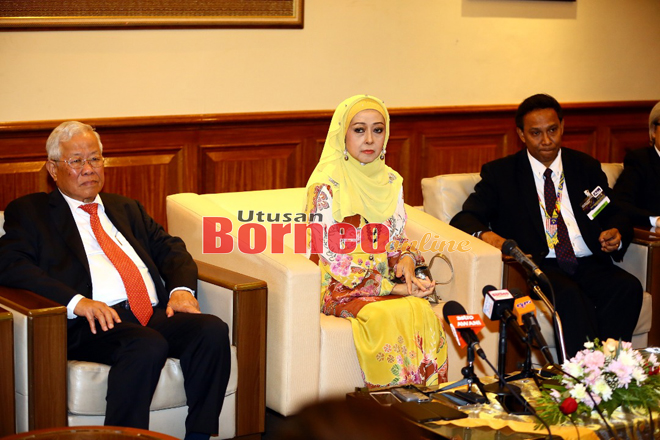 Manyi (kiri) bersama Raja Puan Besar Perak Raja Nazhatul Shima Sultan Idris Shah dan Presiden Prof. Dr Gaanakumaran Subramamaniam pada sidang media selepas majls perasmian Persidangan MELTA Antarabangsa Ke-28 di sini, hari ini. - Gambar Muhammad Rais Sanusi.