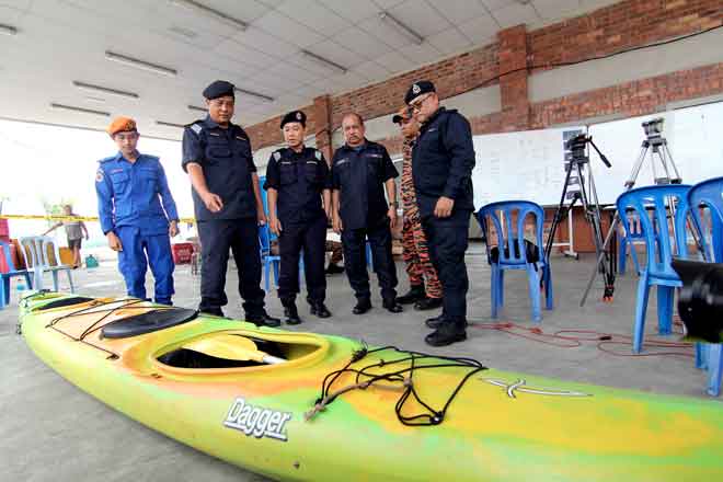  Haris (dua kiri) melihat kayak yang ditemui oleh nelayan tempatan ketika sidang media mengenai operasi mencari dan menyelamat (SAR) seorang lelaki dan wanita Singapura, yang dilaporkan hilang ketika berkayak di perairan Endau dekat Mersing, Khamis lepas, di Jeti Penyabong, Endau, Mersing, semalam.  — Gambar Bernama