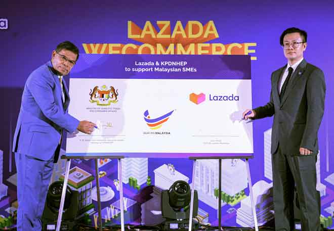  Saifuddin  (kiri) bersama Leo ketika melancarkan Lazada Wecommerce 2019 Satellite Tradeshow, di Kuala Lumpur, semalam. — Gambar Bernama