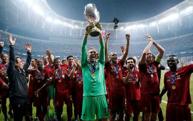  Adrian (tengah) menjulang trofi di hadapan rakan sepasukan ketika meraikan kejayaan menjuarai Piala Super Eropah selepas menewaskan Chelsea di Vodafone Arena, Istanbul kelmarin. —  Gambar Reuters