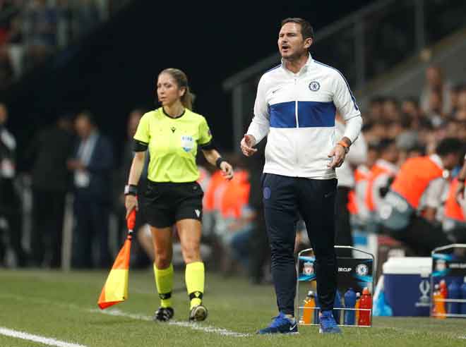  Reaksi Lampard (kanan) ketika menyaksikan pasukannya beraksi pada perlawanan menentang Liverpool di Vodafone Arena, Istanbul kelmarin. —  Gambar Reuters