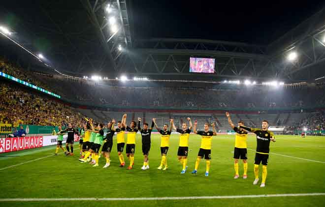  Pemain Dortmund memberikan tanda terima kasih kepada sokongan daripada penyokong mereka selepas tamat perlawanan pusingan pertama DFB Cup menentang KFC Uerdingen di Jerman. — Gambar Reuters