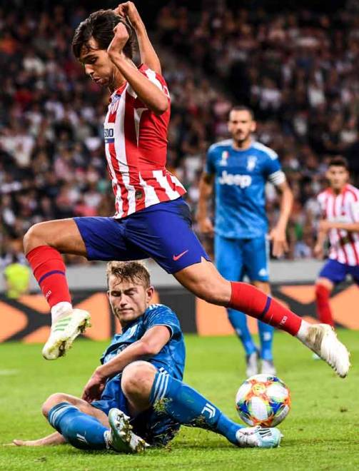  Aksi Felix ketika perlawanan persahabatan antarabangsa di antara Atletico Madrid dan Juventus di Stockholm, Sweden minggu lalu. — Gambar AFP