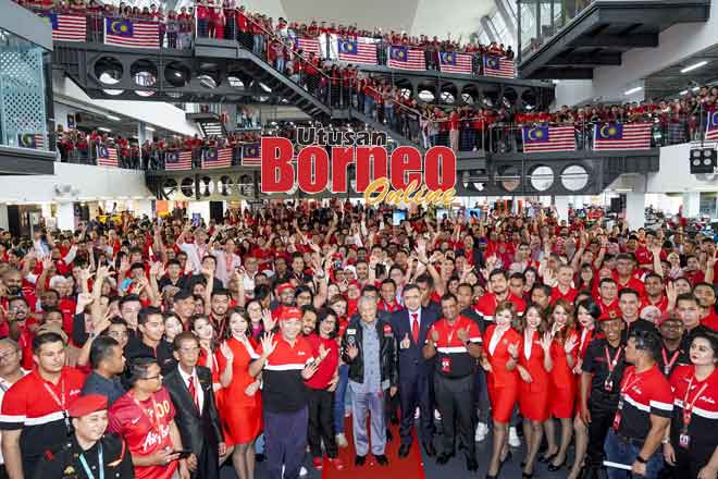  Dr Mahathir merakam kenangan bersama eksekutif utama dan kakitangan AirAsia di RedQ, Sepang semalam. 