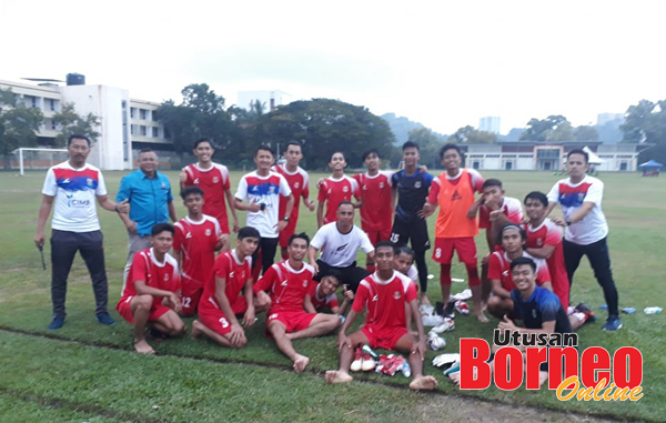  Pemain dan jurulatih Kota Kinabalu meraikan kemenangan ke atas Tuaran di Padang A KSKK pada Khamis.