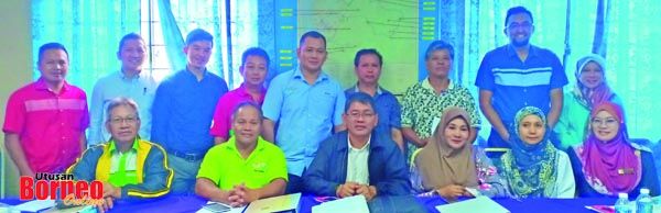  Barisan AJP PPK Inanam sesi 2019-2021yang dipengerusikan Benny (berdiri di tengah). Turut bersama ialah Sri Syuyanti (duduk dua dari kanan), Semiseh ( duduk di kanan) dan Junainah (berdiri di kanan).