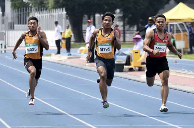  Muhammad Haiqal (tengah) mewakili negeri Johor dan Khairul (kiri) mewakili negeri Melaka beraksi dalam acara akhir 100 Meter pada Kejohanaan Kesatuan Olahraga Malaysia 2019 di Stadium Mini Majlis Sukan Negara, semalam. — Gambar Bernama