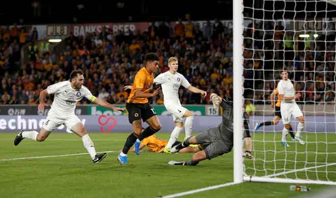  Sebahagian daripada babak-babak aksi perlawanan kelayakan pusingan ketiga Liga Europa di antara Wolverhampton Wanderers dan Pyunik di Stadium Molineux di Britain. — Gambar Reuters